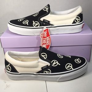 NWT Vans Classic Slip On Circle V design Women’s 6